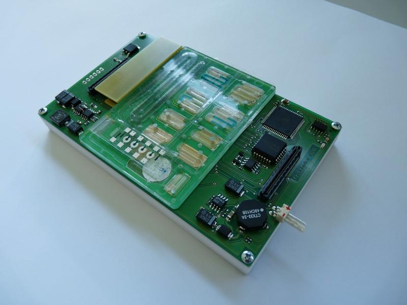 Plaque microfluidique du nouveau système "Lab-on-chip" de télé-diagnostic.